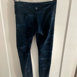 LULULEMON BLUE CAMO LEGGING SIZE 4